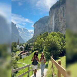 Julia Flabat Instagram - Dans le plus beau village de Suisse : Lauterbrunnen🇨🇭😍
Étape 6
-
Info :
Pas facile de se garer 😅
Essayez de venir tôt. Il y a un parking après la cascade, à côté du camping.
-
Qui est déjà venu ici ?