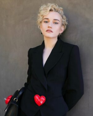 Julia Garner Instagram - ❤️💋🍒🌹👠❣️

Thank you ❤️‍🔥
@elizabethsaltzman 
@bobbyeliot
 @emilychengmakeup 
@moschino