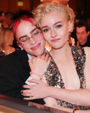 Julia Garner Instagram - Golden Globes for the girlies. 💕 Congratulations to all the winners. ⭐️

Thank you @sabatods and @gucci for the most gorgeous sparkly dress. 🪩