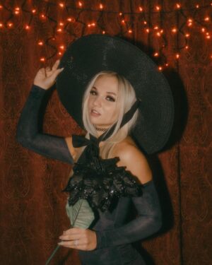 Julia Hart Instagram - 🖤🖤
