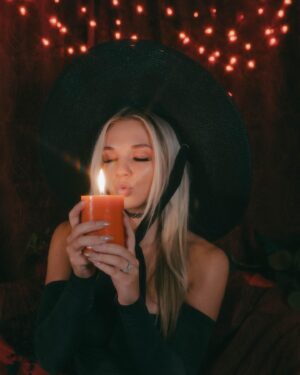 Julia Hart Instagram - 🖤🖤