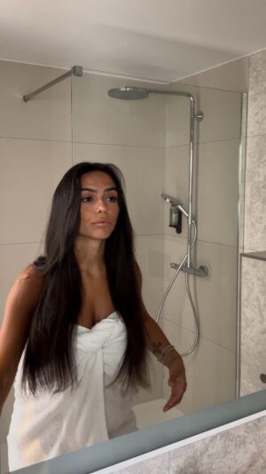 Julia Morgante Instagram - bienvenue au petit dernier de la famille de mes indispensables, mon Lisseur Keratin Therapy S8590 de la marque @remington_france !
mon ancien lisseur ayant rendu l’âme, je ne voulais pas prendre le risque de me lisser les cheveux avec n’importe quel accessoire 🙂‍↔️
ici, mes plaques sont enrichies à la kératine et permettent donc une glisse plus douce, elles possèdent un « capteur haute protection » pour détecter le niveau d’humidité de nos cheveux en continu et ajuster la chaleur, et une mise en température ultra rapide de 15s seulement, le tout en étant garanti 5 ans 🙂‍↕️ disponible chez Électro Dépôt !

c’est le moment de prendre encore plus soin de vos cheveux avec #remington !
#collaborationcommerciale