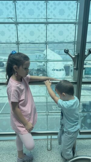 Julia Paredes Instagram - De Dubaï à la France pour les vacances ! 
Après un an et demi nous voilà de retour auprès de la famille, on profite un maximum et je vous partagerai tout ce que j’ai prévu pour que les enfants passent un merveilleux séjour 🤩 
#france#nature#family