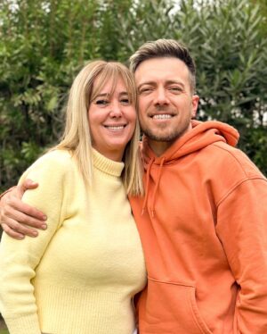 Julián Zucchi Instagram - La mejor herencia que me dejó mi mamá es el valor de la amistad. Ella amaba a sus amigas. Sobre todo a Nenuca, mamá del Divina Providencia, ni escuela primaria. Yo tenía 4 años cuando gracias a esa amistad, conocí a dos hermanas de 2 y 6 años María Julia y María Laura, respectivamente. Nos criamos juntas. Pasaron a ser mis hermanas. Las que nunca tuve. Crecimos juntas. Y nos hicimos familia. María Laura tuvo muy joven a Julián Zucchi y yo fui tía de un bello bebé que hoy es un hombre maravilloso. Bueno y talentoso como pocos. Luego nació y mi sobrina Abril y mi ahijada Valentina. Y a los 6 meses, mi Paloma. Quienes también se eligieron como amigas y “primas” como eligen llamarse desde niñas. Julián ya es papá de Tomás y Maro, mis peruanitos favoritos, y hoy sentía que Timoteo jugaba con ellos como nuevos primos, casi con la misma diferencia de edades que nuestras hijas. 

Estoy convencida de que el Amor se hereda. Gracias @mlaurazucchi por ser mi amiga desde chiquitas y seguir eligiéndonos como familia. 

Gracias @julianzucchi , @apiicolombo y @valucolombo por su amor. Los amo con toda mi alma. Hoy faltaba Paloma pero la tuvimos presente por WhatsApp 🤣

Somos Familia!!! 

#amor #herencia #somosfamilia