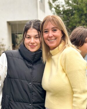 Julián Zucchi Instagram - La mejor herencia que me dejó mi mamá es el valor de la amistad. Ella amaba a sus amigas. Sobre todo a Nenuca, mamá del Divina Providencia, ni escuela primaria. Yo tenía 4 años cuando gracias a esa amistad, conocí a dos hermanas de 2 y 6 años María Julia y María Laura, respectivamente. Nos criamos juntas. Pasaron a ser mis hermanas. Las que nunca tuve. Crecimos juntas. Y nos hicimos familia. María Laura tuvo muy joven a Julián Zucchi y yo fui tía de un bello bebé que hoy es un hombre maravilloso. Bueno y talentoso como pocos. Luego nació y mi sobrina Abril y mi ahijada Valentina. Y a los 6 meses, mi Paloma. Quienes también se eligieron como amigas y “primas” como eligen llamarse desde niñas. Julián ya es papá de Tomás y Maro, mis peruanitos favoritos, y hoy sentía que Timoteo jugaba con ellos como nuevos primos, casi con la misma diferencia de edades que nuestras hijas. 

Estoy convencida de que el Amor se hereda. Gracias @mlaurazucchi por ser mi amiga desde chiquitas y seguir eligiéndonos como familia. 

Gracias @julianzucchi , @apiicolombo y @valucolombo por su amor. Los amo con toda mi alma. Hoy faltaba Paloma pero la tuvimos presente por WhatsApp 🤣

Somos Familia!!! 

#amor #herencia #somosfamilia