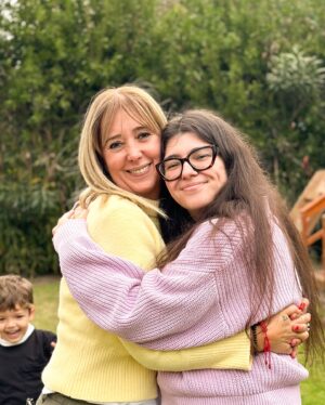 Julián Zucchi Instagram - La mejor herencia que me dejó mi mamá es el valor de la amistad. Ella amaba a sus amigas. Sobre todo a Nenuca, mamá del Divina Providencia, ni escuela primaria. Yo tenía 4 años cuando gracias a esa amistad, conocí a dos hermanas de 2 y 6 años María Julia y María Laura, respectivamente. Nos criamos juntas. Pasaron a ser mis hermanas. Las que nunca tuve. Crecimos juntas. Y nos hicimos familia. María Laura tuvo muy joven a Julián Zucchi y yo fui tía de un bello bebé que hoy es un hombre maravilloso. Bueno y talentoso como pocos. Luego nació y mi sobrina Abril y mi ahijada Valentina. Y a los 6 meses, mi Paloma. Quienes también se eligieron como amigas y “primas” como eligen llamarse desde niñas. Julián ya es papá de Tomás y Maro, mis peruanitos favoritos, y hoy sentía que Timoteo jugaba con ellos como nuevos primos, casi con la misma diferencia de edades que nuestras hijas. 

Estoy convencida de que el Amor se hereda. Gracias @mlaurazucchi por ser mi amiga desde chiquitas y seguir eligiéndonos como familia. 

Gracias @julianzucchi , @apiicolombo y @valucolombo por su amor. Los amo con toda mi alma. Hoy faltaba Paloma pero la tuvimos presente por WhatsApp 🤣

Somos Familia!!! 

#amor #herencia #somosfamilia
