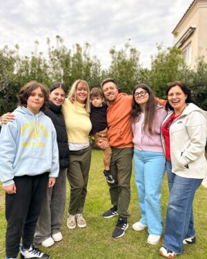 Julián Zucchi Instagram - La mejor herencia que me dejó mi mamá es el valor de la amistad. Ella amaba a sus amigas. Sobre todo a Nenuca, mamá del Divina Providencia, ni escuela primaria. Yo tenía 4 años cuando gracias a esa amistad, conocí a dos hermanas de 2 y 6 años María Julia y María Laura, respectivamente. Nos criamos juntas. Pasaron a ser mis hermanas. Las que nunca tuve. Crecimos juntas. Y nos hicimos familia. María Laura tuvo muy joven a Julián Zucchi y yo fui tía de un bello bebé que hoy es un hombre maravilloso. Bueno y talentoso como pocos. Luego nació y mi sobrina Abril y mi ahijada Valentina. Y a los 6 meses, mi Paloma. Quienes también se eligieron como amigas y “primas” como eligen llamarse desde niñas. Julián ya es papá de Tomás y Maro, mis peruanitos favoritos, y hoy sentía que Timoteo jugaba con ellos como nuevos primos, casi con la misma diferencia de edades que nuestras hijas. 

Estoy convencida de que el Amor se hereda. Gracias @mlaurazucchi por ser mi amiga desde chiquitas y seguir eligiéndonos como familia. 

Gracias @julianzucchi , @apiicolombo y @valucolombo por su amor. Los amo con toda mi alma. Hoy faltaba Paloma pero la tuvimos presente por WhatsApp 🤣

Somos Familia!!! 

#amor #herencia #somosfamilia