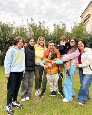 Julián Zucchi Instagram - La mejor herencia que me dejó mi mamá es el valor de la amistad. Ella amaba a sus amigas. Sobre todo a Nenuca, mamá del Divina Providencia, ni escuela primaria. Yo tenía 4 años cuando gracias a esa amistad, conocí a dos hermanas de 2 y 6 años María Julia y María Laura, respectivamente. Nos criamos juntas. Pasaron a ser mis hermanas. Las que nunca tuve. Crecimos juntas. Y nos hicimos familia. María Laura tuvo muy joven a Julián Zucchi y yo fui tía de un bello bebé que hoy es un hombre maravilloso. Bueno y talentoso como pocos. Luego nació y mi sobrina Abril y mi ahijada Valentina. Y a los 6 meses, mi Paloma. Quienes también se eligieron como amigas y “primas” como eligen llamarse desde niñas. Julián ya es papá de Tomás y Maro, mis peruanitos favoritos, y hoy sentía que Timoteo jugaba con ellos como nuevos primos, casi con la misma diferencia de edades que nuestras hijas. 

Estoy convencida de que el Amor se hereda. Gracias @mlaurazucchi por ser mi amiga desde chiquitas y seguir eligiéndonos como familia. 

Gracias @julianzucchi , @apiicolombo y @valucolombo por su amor. Los amo con toda mi alma. Hoy faltaba Paloma pero la tuvimos presente por WhatsApp 🤣

Somos Familia!!! 

#amor #herencia #somosfamilia