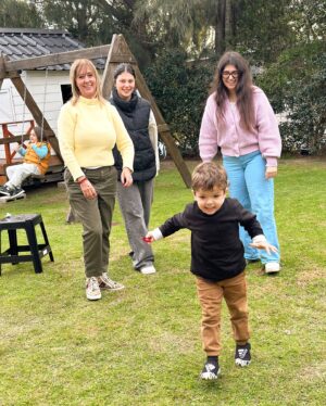 Julián Zucchi Instagram - La mejor herencia que me dejó mi mamá es el valor de la amistad. Ella amaba a sus amigas. Sobre todo a Nenuca, mamá del Divina Providencia, ni escuela primaria. Yo tenía 4 años cuando gracias a esa amistad, conocí a dos hermanas de 2 y 6 años María Julia y María Laura, respectivamente. Nos criamos juntas. Pasaron a ser mis hermanas. Las que nunca tuve. Crecimos juntas. Y nos hicimos familia. María Laura tuvo muy joven a Julián Zucchi y yo fui tía de un bello bebé que hoy es un hombre maravilloso. Bueno y talentoso como pocos. Luego nació y mi sobrina Abril y mi ahijada Valentina. Y a los 6 meses, mi Paloma. Quienes también se eligieron como amigas y “primas” como eligen llamarse desde niñas. Julián ya es papá de Tomás y Maro, mis peruanitos favoritos, y hoy sentía que Timoteo jugaba con ellos como nuevos primos, casi con la misma diferencia de edades que nuestras hijas. 

Estoy convencida de que el Amor se hereda. Gracias @mlaurazucchi por ser mi amiga desde chiquitas y seguir eligiéndonos como familia. 

Gracias @julianzucchi , @apiicolombo y @valucolombo por su amor. Los amo con toda mi alma. Hoy faltaba Paloma pero la tuvimos presente por WhatsApp 🤣

Somos Familia!!! 

#amor #herencia #somosfamilia