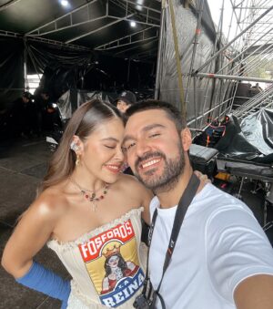 Juliana Velásquez Instagram - Ayer cambiamos El Rey por “LA REINA” 👸🏻❤️‍🔥💘🇨🇴😭

Nada en este camino es coincidencia 🕯️
Ayer fue nuestro primer festival internacional… 
Ayer abrí mi primer escenario principal… 
Pero además… Ayer fue EL PRIMER FESTIVAL DE ESTA MAGNITUD DE SOLO MUEJERES EN EL LINE UP en el mundo… 
A una como le alcanza la la vida para dar gracias por esto? 🥹

Diosito, gracias por este día que nos diste. Gracias por dejarme vivirlo con mi gente 🇨🇴 y gracias por cada persona que vino y que has puesto a coincidir conmigo en este plano💘

LARGA VIDA AL FESTIVAL HERA 💘⭐️ A las mujeres, a la música, a nuestras historias.

Declaro que será el primero de todos los que merecemos. Amén y amén 💜
