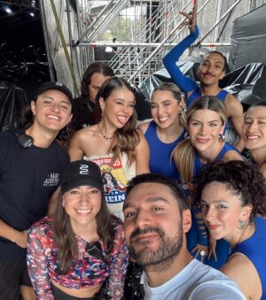 Juliana Velásquez Instagram - Ayer cambiamos El Rey por “LA REINA” 👸🏻❤️‍🔥💘🇨🇴😭

Nada en este camino es coincidencia 🕯️
Ayer fue nuestro primer festival internacional… 
Ayer abrí mi primer escenario principal… 
Pero además… Ayer fue EL PRIMER FESTIVAL DE ESTA MAGNITUD DE SOLO MUEJERES EN EL LINE UP en el mundo… 
A una como le alcanza la la vida para dar gracias por esto? 🥹

Diosito, gracias por este día que nos diste. Gracias por dejarme vivirlo con mi gente 🇨🇴 y gracias por cada persona que vino y que has puesto a coincidir conmigo en este plano💘

LARGA VIDA AL FESTIVAL HERA 💘⭐️ A las mujeres, a la música, a nuestras historias.

Declaro que será el primero de todos los que merecemos. Amén y amén 💜