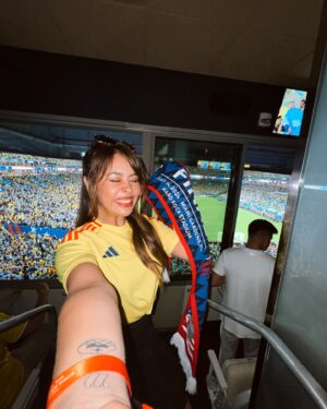 Juliana Velásquez Instagram - COLOMBITAAAAAA 🇨🇴🕯️❤️‍🔥🏟️🩵 
Aquí estamos por ti!!!!!!! 

#SeleccionColombia #CopaAmerica 

Gracias Emilio por este sueño.