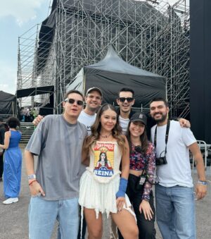Juliana Velásquez Instagram - Ayer cambiamos El Rey por “LA REINA” 👸🏻❤️‍🔥💘🇨🇴😭

Nada en este camino es coincidencia 🕯️
Ayer fue nuestro primer festival internacional… 
Ayer abrí mi primer escenario principal… 
Pero además… Ayer fue EL PRIMER FESTIVAL DE ESTA MAGNITUD DE SOLO MUEJERES EN EL LINE UP en el mundo… 
A una como le alcanza la la vida para dar gracias por esto? 🥹

Diosito, gracias por este día que nos diste. Gracias por dejarme vivirlo con mi gente 🇨🇴 y gracias por cada persona que vino y que has puesto a coincidir conmigo en este plano💘

LARGA VIDA AL FESTIVAL HERA 💘⭐️ A las mujeres, a la música, a nuestras historias.

Declaro que será el primero de todos los que merecemos. Amén y amén 💜