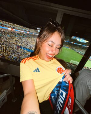 Juliana Velásquez Instagram - COLOMBITAAAAAA 🇨🇴🕯️❤️‍🔥🏟️🩵 
Aquí estamos por ti!!!!!!! 

#SeleccionColombia #CopaAmerica 

Gracias Emilio por este sueño.
