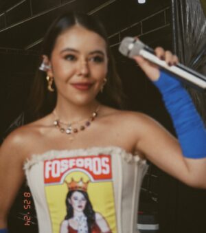 Juliana Velásquez Instagram - Ayer cambiamos El Rey por “LA REINA” 👸🏻❤️‍🔥💘🇨🇴😭

Nada en este camino es coincidencia 🕯️
Ayer fue nuestro primer festival internacional… 
Ayer abrí mi primer escenario principal… 
Pero además… Ayer fue EL PRIMER FESTIVAL DE ESTA MAGNITUD DE SOLO MUEJERES EN EL LINE UP en el mundo… 
A una como le alcanza la la vida para dar gracias por esto? 🥹

Diosito, gracias por este día que nos diste. Gracias por dejarme vivirlo con mi gente 🇨🇴 y gracias por cada persona que vino y que has puesto a coincidir conmigo en este plano💘

LARGA VIDA AL FESTIVAL HERA 💘⭐️ A las mujeres, a la música, a nuestras historias.

Declaro que será el primero de todos los que merecemos. Amén y amén 💜
