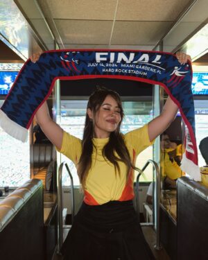 Juliana Velásquez Instagram - COLOMBITAAAAAA 🇨🇴🕯️❤️‍🔥🏟️🩵 
Aquí estamos por ti!!!!!!! 

#SeleccionColombia #CopaAmerica 

Gracias Emilio por este sueño.