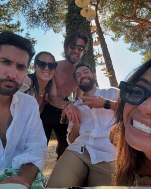 Julie Bertin Instagram - Summer dump 🌸 (full love) -

1). Quand je suis heureuse, je fais la moue 🫢
2). Les réunions Tupperware du mardi au @muchacha_montpellier avec les copines c’est 1x par mois 👀 
3). Les after c’est au photomaton que ça se passe .. 
4). After mariage entre lumière 
5). Je ne sais toujours pas si c’est Celia qu’on a mariée ou son père Saïd 😂
6). On a Marié notre amie @celyiahmaelle 🤍