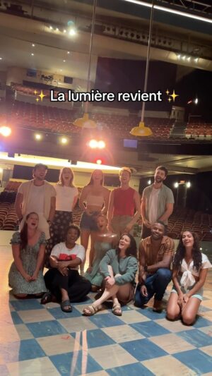Julie Ringuette Instagram - La distribution de Waitress se joint aux Tartelettes dans un petit extrait acapella de "La Lumière Revient", version francophone de "Everything Changes" de @waitresslacomediemusicale en l'honneur de notre dernier show à Montréal ✨
•
@waitressmusical @sarabareilles