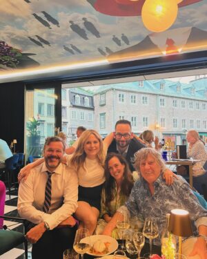 Julie Snyder Instagram - Soirée magique @quebecvillede avec mes amis Jean Campeau @genevieve.marcon @hugosaintlaurent @mpmessier au sublime bar @bijousaloncocktails niché dans le cocon de @monsieurjeanhotelparticulier #lavieestbelle