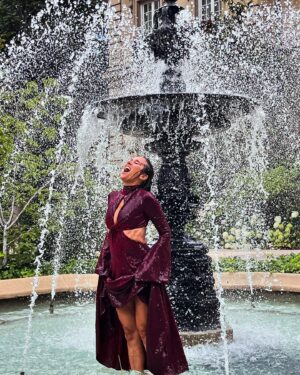 Julie de Bona Instagram - Shooting @parismatch au @saintjamesparis 
📸 @vincentcapman 
✍️ @emilie_cabot 
Stylisme @justinebleicher - Robe @michaelkors 
Mise en beauté @delphine_druart 
• @marion_motte