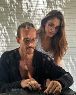 Julien Geloën Instagram - concours 🧳✨

Pour célébrer l’été, @afflelou nous accompagne partout avec sa nouvelle offre Tchin Tchin comprenant 2 lunettes de   pour seulement 1€ de   ! 
Afin de vous donner une bonne raison de porter vos nouvelles lunettes préférées, @afflelou et nous avons décidé de vous faire kiffer avec un séjour sur notre île préférée…. IBIZA !!! 🏝️🩵 

✨ à gagner : 
- un séjour de 2 nuits avec petit déjeuner inclus au Paradiso Ibiza Art hotel en septembre   3 paires de lunettes avec l’offre Tchin Tchin 3 paires été (1 paire d’optique, une seconde paire de solaire ou d’optique, et une 3e paire à garder pour toi ou à offrir à la personne qui t’accompagne 

✨ conditions de participation : 
- être abonné à @afflelou   @leach_v   @juliengeloen 
- liker ce post 
- identifie dans les commentaires la personne que tu emmènes avec toi et à qui tu offrirais ta troisième paire Afflelou si tu gagnes   envoie lui ce post ! 

Résultats du concours sous ce post dans 15 jours, bonne chance à tous 🩵