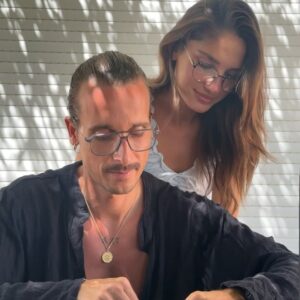Julien Geloën Instagram - concours 🧳✨

Pour célébrer l’été, @afflelou nous accompagne partout avec sa nouvelle offre Tchin Tchin comprenant 2 lunettes de   pour seulement 1€ de   ! 
Afin de vous donner une bonne raison de porter vos nouvelles lunettes préférées, @afflelou et nous avons décidé de vous faire kiffer avec un séjour sur notre île préférée…. IBIZA !!! 🏝️🩵 

✨ à gagner : 
- un séjour de 2 nuits avec petit déjeuner inclus au Paradiso Ibiza Art hotel en septembre   3 paires de lunettes avec l’offre Tchin Tchin 3 paires été (1 paire d’optique, une seconde paire de solaire ou d’optique, et une 3e paire à garder pour toi ou à offrir à la personne qui t’accompagne 

✨ conditions de participation : 
- être abonné à @afflelou   @leach_v   @juliengeloen 
- liker ce post 
- identifie dans les commentaires la personne que tu emmènes avec toi et à qui tu offrirais ta troisième paire Afflelou si tu gagnes   envoie lui ce post ! 

Résultats du concours sous ce post dans 15 jours, bonne chance à tous 🩵