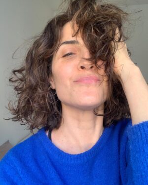 Julieta Díaz Instagram - Nuevo corte por las manos mágicas de @lucasbarbolla para @lucas.estudioh ✂️♥️

Y van @lucasbarbolla ? 

Sweater divino de @verapasionadas 💙

Los rulos de @tresemmearg ✨

Gracias! Los quiero! 💋