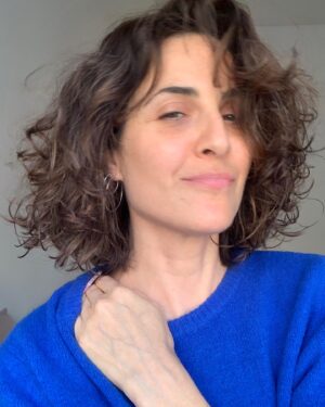 Julieta Díaz Instagram - Nuevo corte por las manos mágicas de @lucasbarbolla para @lucas.estudioh ✂️♥️

Y van @lucasbarbolla ? 

Sweater divino de @verapasionadas 💙

Los rulos de @tresemmearg ✨

Gracias! Los quiero! 💋