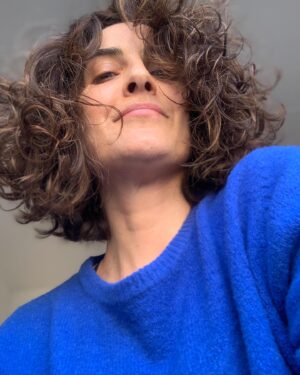 Julieta Díaz Instagram - Nuevo corte por las manos mágicas de @lucasbarbolla para @lucas.estudioh ✂️♥️

Y van @lucasbarbolla ? 

Sweater divino de @verapasionadas 💙

Los rulos de @tresemmearg ✨

Gracias! Los quiero! 💋