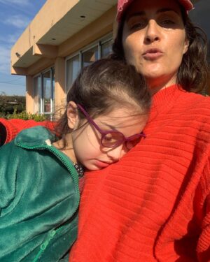 Julieta Díaz Instagram - @verapasionadas y @gonromero buscan la foto que me vea ❄️

Elena saca una foto del sol naranja y amado que mira el micro ☀️

Elena se refugia en mi pecho y mi gesto al decir ‘mi chiquita de mi corazón’ queda fotografiado x la mitad ♥️👧🏻

Algunos domingos 🙏🏽

Auto retrato al cielo azul y a mi buscando la luz ✨ en todo sentido, claro 

Reacomodar la vida aunque duela. Cruzar el círculo de fuego 🔥 foto amiga @astrologia_y_consciencia 

🙏🏽