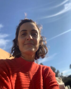Julieta Díaz Instagram - @verapasionadas y @gonromero buscan la foto que me vea ❄️

Elena saca una foto del sol naranja y amado que mira el micro ☀️

Elena se refugia en mi pecho y mi gesto al decir ‘mi chiquita de mi corazón’ queda fotografiado x la mitad ♥️👧🏻

Algunos domingos 🙏🏽

Auto retrato al cielo azul y a mi buscando la luz ✨ en todo sentido, claro 

Reacomodar la vida aunque duela. Cruzar el círculo de fuego 🔥 foto amiga @astrologia_y_consciencia 

🙏🏽
