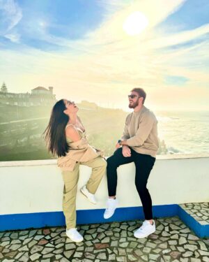 Juliette Instagram - Não sou de falar de amor, mas amo…
Você me desarmou, soube esperar… abraçou meus medos e dividiu comigo os seus, me fez sorrir e acreditar. Eu te amo! Parabéns, Bb ❤️