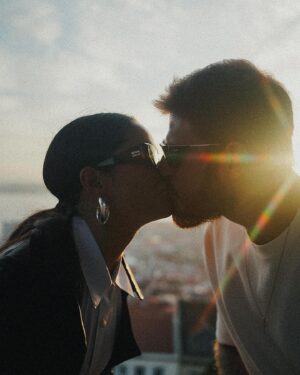 Juliette Instagram - Não sou de falar de amor, mas amo…
Você me desarmou, soube esperar… abraçou meus medos e dividiu comigo os seus, me fez sorrir e acreditar. Eu te amo! Parabéns, Bb ❤️