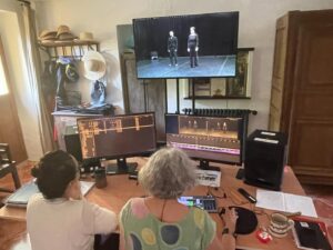 Juliette Binoche Instagram - Avec Sophie Brunet en montage, en préparation d’un documentaire sur le spectacle In-I que nous avons créé avec Akram Kahn. Nous travaillons sur les coulisses de sa fabrication… 

Editing with Sophie Brunet a documentary on IN-I, a dance show that we created together with Akram and toured around the world. We’re working on the backstage of the making of it…