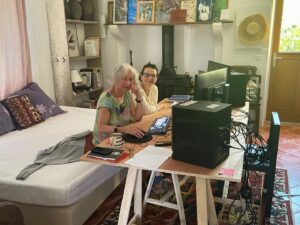 Juliette Binoche Instagram - Avec Sophie Brunet en montage, en préparation d’un documentaire sur le spectacle In-I que nous avons créé avec Akram Kahn. Nous travaillons sur les coulisses de sa fabrication… 

Editing with Sophie Brunet a documentary on IN-I, a dance show that we created together with Akram and toured around the world. We’re working on the backstage of the making of it…