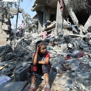 Juliette Binoche Instagram - 🖤CE SOIR JE NE PLUS VOIR CES PHOTOS : ON EN PEUT PLUS DE VOIR CETTE SOUFFRANCE À GAZA ! ON EN PEUT PLUS DE SE SENTIR IMPUISSANT ! ON EN PEUT PLUS DE SAVOIR QUE DES OTAGES ISRAELIENS SONT TOUJOURS RETENUS ! ON EN PEUT PLUS ! ON NE S’HABITUERA PAS À L’INDIFFÉRENCE, À LA DÉSHUMANISATION ! C’EST PEUT-ÊTRE ÉVIDENT DE LE DIRE MAIS CE N’EST PAS SUPPORTABLE. ON NE LE DIRA JAMAIS ASSEZ. COMMENT L’HOMME PEUT-IL ÊTRE L’ENNEMI DE LUI-MÊME ?