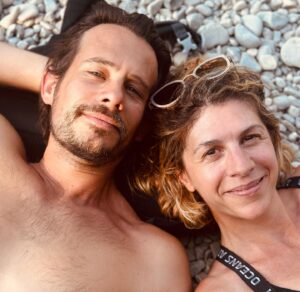 Juliette Tresanini Instagram - 20 ans d’écart … merci à l’algo de faire ressurgir nos souvenirs oubliés . Rendez-vous dans 20 ans avec sans doute un troisième style capillaire 😉