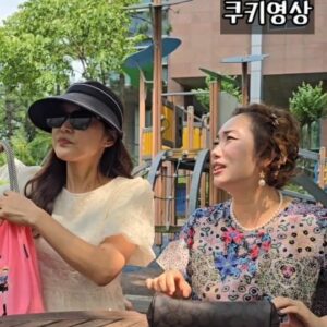 Jung Kyoung-mi Instagram - 둘이 찍으니 NG도 나고
방송촬영하는것 마냥 
재미가 있었네요 🤣🤣🤣

날이 느무 더우니
좀 선선해지면 만나요
지율맘❤️예나할머니