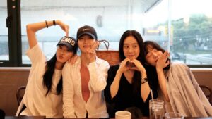 Jung Ryeo-won Instagram - .
주말이 아직 아쉬운 우리들❤️
#저흰아직졸업못했어요
#nevergraduate