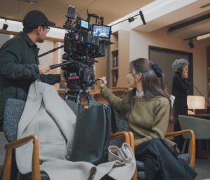 Jung Ryeo-won Instagram - .
졸업
끝까지 사랑해주시고 응원해주셔서 감사합니다.
작년 겨울은 제게 참 따뜻했지요.
보신분들께도 그 마음이 고스란히 전달되었기를 바래봅니다.
🎓