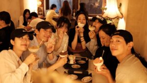 Jung Ryeo-won Instagram - .
주말이 아직 아쉬운 우리들❤️
#저흰아직졸업못했어요
#nevergraduate