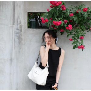 Jung Ryeo-won Instagram - .
the other day in 연희동🌹🌺🌸
.
with @longchamp 
.
#광고 #롱샴 #롱샴엑스트라 #LePliageXtra