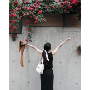 Jung Ryeo-won Instagram - .
the other day in 연희동🌹🌺🌸
.
with @longchamp 
.
#광고 #롱샴 #롱샴엑스트라 #LePliageXtra