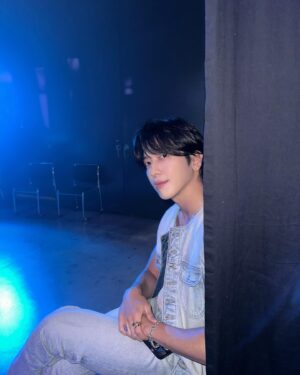 Jung Yong-hwa Instagram - FNC 'band' Kingdom 🎸💯 'surfer mode '🏄🏾‍♂️🌈