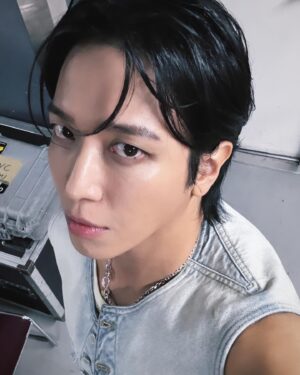 Jung Yong-hwa Instagram - FNC 'band' Kingdom 🎸💯 'surfer mode '🏄🏾‍♂️🌈