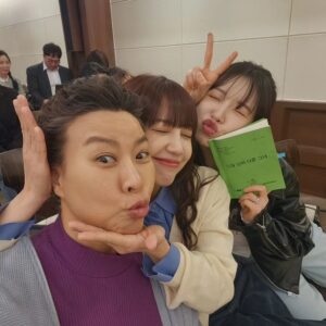 Jung Young-ju Instagram - #낮과밤이다른그녀
첨엔 제목보고 의심했다 아이가? 머고 이기?ㅋㅋㅋ
#미진
#학찬
#편강
#가영
#임청
#패밀리

이래이래 또 끝나가네
뭐  시간이 이래 빨리가노?나참
우리 임청 패밀리~~~사랑합니데이
여보~~~가슴쓸어 내리느라. 고생많았어요
젤루 고생하는  우리미지이. 니뒤에 엄마있다
 까먹지 마래이

#정은지
#정석용
#안상우
#김아영
#정영주
또
#이정은
#최진혁
#백서후
#윤병희
그리고
#이형민

존경합니데이
만셰이!!!!!