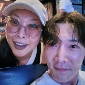 Jung Young-ju Instagram - 새벽노을로. 만났다가 저녁 달무리로 헤어진 사람들 또 내사람들
#낮과밤이 다른그녀

감사하고 사랑합니다
부디 내내 행복하십시다 그려!

눈물나네...

#얼간이들. 로 헤쳐모여어어어어어!!!!