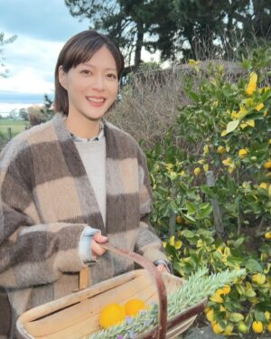 Juri Ueno Instagram - 庭で採れたレモンをたっぷり使って料理🍋

ヘルシーな料理の数々、美味しかった😊

食材を摘むところから、食すまで、

とても楽しい経験になりました😇

ミントティも優しい香にりに癒されて🫖☺️

最後のカイコウラの夜に相応しい、最高な夜となりました🌙🍽️🥗

@hapukukitchen
#southilandnewzealand