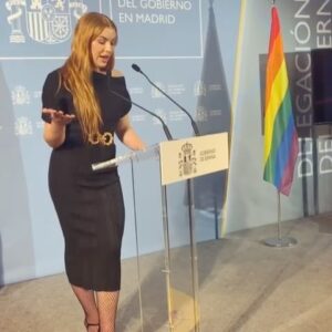Juriji Der Klee Instagram - Así fue el estreno de la asociación LGTBIQ  @loverights.global en la @dgobiernomadrid

Mi experiencia como mujer trans es una parte importante de lo que soy, por eso estoy tan emocionada de poder contaros que soy embajadora de este proyecto 🏳️‍⚧️❤️ 

Siendo Española crecida en Bruselas, me doy cuenta de que en España hemos avanzado significativamente en términos de derechos y reconocimiento para las personas trans. Pero aún queda trabajo por hacer. 

Es fundamental que continuemos luchando por una sociedad más inclusiva y respetuosa. Esto implica no solo cambiar leyes y políticas, sino también transformar corazones y mentes. 

Necesitamos educar sobre las realidades trans, promover la empatía y derribar los estereotipos o bulos transfobicos que se siguen usando para intentar descreditar o incluso criminalizar a todo nuestro colectivo. 

Esta es una lucha que requiere el esfuerzo de todes nosotres pero estoy segura de que juntes, podemos construir una sociedad en la que cada persona, independientemente de su identidad de género, se sienta valorada, respetada y aceptada y de que, con el tiempo, lograremos una sociedad más inclusiva y equitativa para todes.

Me siento agradecida de poder ser portavoz de nuestro colectivo 🏳️‍⚧️ suerte de compartir mi realidad, mi voz con un primer discurso y una canción 🎶 que solía cantar en el cabaret @madamearthur con @flack_fontaine 

Gracias al Delegado del Gobierno
@franmartagui por haber confiado en este proyecto
y al gran equipo de @loverights.global
@alexafonsovalls @jaimegago95 @mabugallo
@gdaniellahisava @marcmarkus @kevinderibes

Pelo de sirena by @marckessa 💖💅