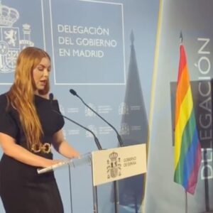 Juriji Der Klee Instagram - Así fue el estreno de la asociación LGTBIQ  @loverights.global en la @dgobiernomadrid

Mi experiencia como mujer trans es una parte importante de lo que soy, por eso estoy tan emocionada de poder contaros que soy embajadora de este proyecto 🏳️‍⚧️❤️ 

Siendo Española crecida en Bruselas, me doy cuenta de que en España hemos avanzado significativamente en términos de derechos y reconocimiento para las personas trans. Pero aún queda trabajo por hacer. 

Es fundamental que continuemos luchando por una sociedad más inclusiva y respetuosa. Esto implica no solo cambiar leyes y políticas, sino también transformar corazones y mentes. 

Necesitamos educar sobre las realidades trans, promover la empatía y derribar los estereotipos o bulos transfobicos que se siguen usando para intentar descreditar o incluso criminalizar a todo nuestro colectivo. 

Esta es una lucha que requiere el esfuerzo de todes nosotres pero estoy segura de que juntes, podemos construir una sociedad en la que cada persona, independientemente de su identidad de género, se sienta valorada, respetada y aceptada y de que, con el tiempo, lograremos una sociedad más inclusiva y equitativa para todes.

Me siento agradecida de poder ser portavoz de nuestro colectivo 🏳️‍⚧️ suerte de compartir mi realidad, mi voz con un primer discurso y una canción 🎶 que solía cantar en el cabaret @madamearthur con @flack_fontaine 

Gracias al Delegado del Gobierno
@franmartagui por haber confiado en este proyecto
y al gran equipo de @loverights.global
@alexafonsovalls @jaimegago95 @mabugallo
@gdaniellahisava @marcmarkus @kevinderibes

Pelo de sirena by @marckessa 💖💅